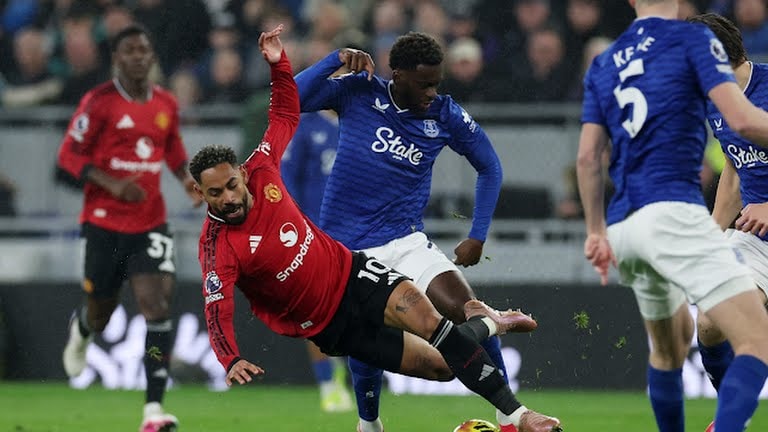 Trước đó Quỷ đỏ đã gặp khó khăn ở Everton.