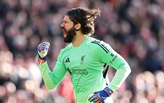 Thủ thành Alisson Becker gặp khó khăn trong việc kiểm soát vòng cấm trước sức ép của West Ham
