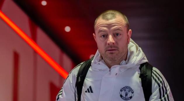 Travis Binnion - vị trợ lý tài năng của Carrick.