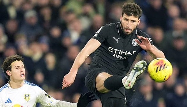 Hàng phòng ngự của Manchester City chơi tập trung và chắc chắn trong suốt hiệp hai.