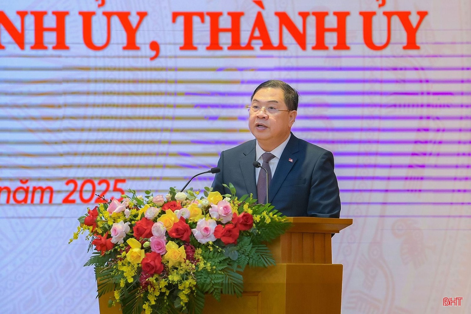 Ông Phạm Gia Túc - Ủy viên Bộ Chính trị, Bí thư Trung ương Đảng, Chánh Văn phòng Trung ương Đảng. Ông Phạm Gia Túc - Ủy viên Bộ Chính trị, Bí thư Trung ương Đảng, Chánh Văn phòng Trung ương Đảng.