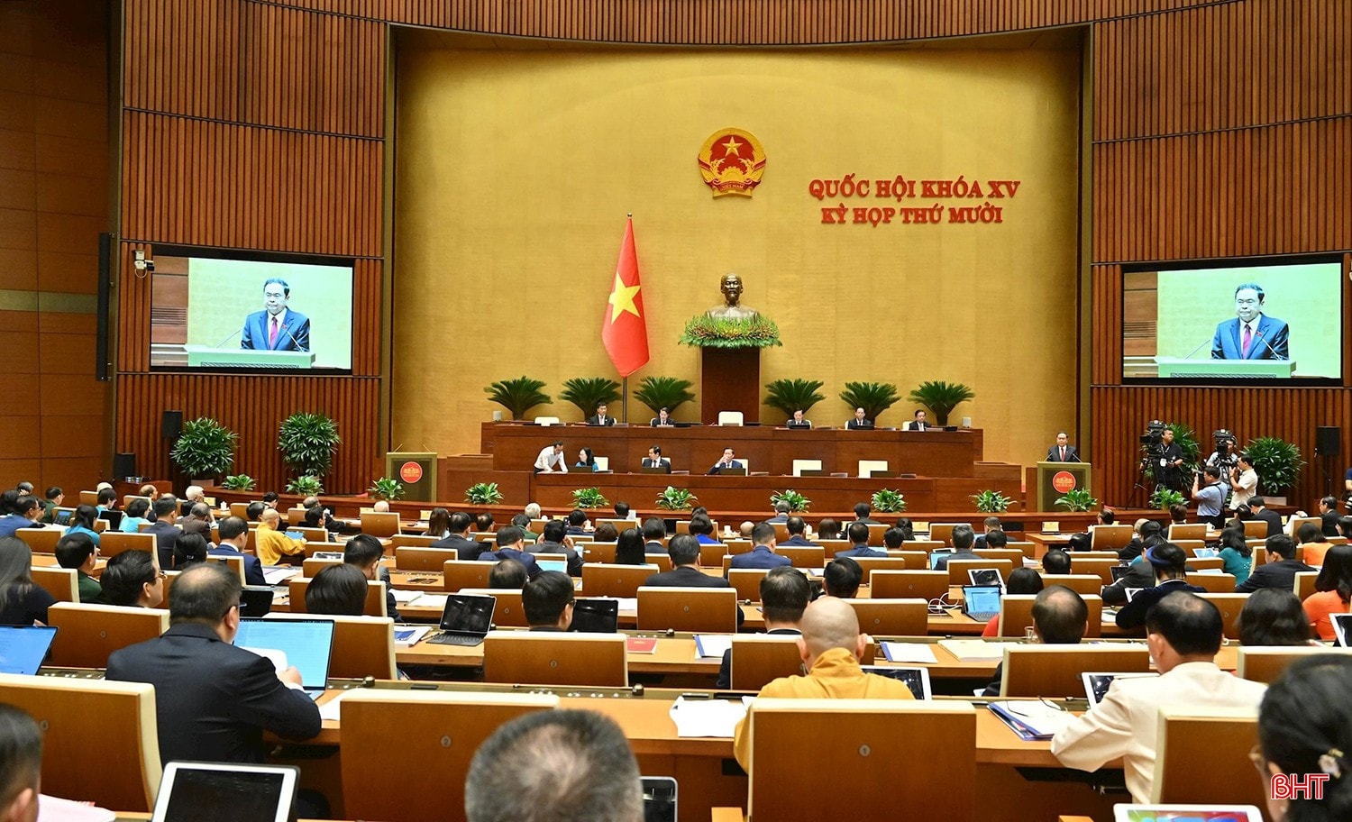 Ông Phạm Gia Túc cam kết sẽ lắng nghe, nắm bắt tâm tư, nguyện vọng của Nhân dân và tiếp thu, phản ánh đầy đủ, trung thực với Quốc hội, với các cơ quan chức năng của Đảng, Nhà nước ở Trung ương và địa phương. bqbht_br_mmmk.jpg