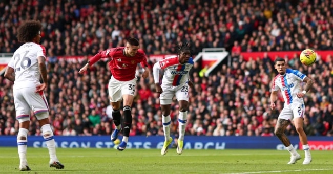Benjamin Sesko đánh đầu ghi bàn vào lưới Crystal Palace