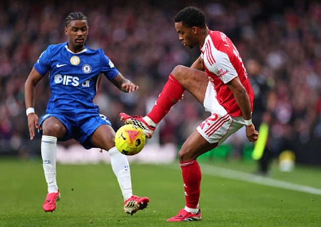 Jorrel Hato gặp khó khăn khi theo kèm Bukayo Saka