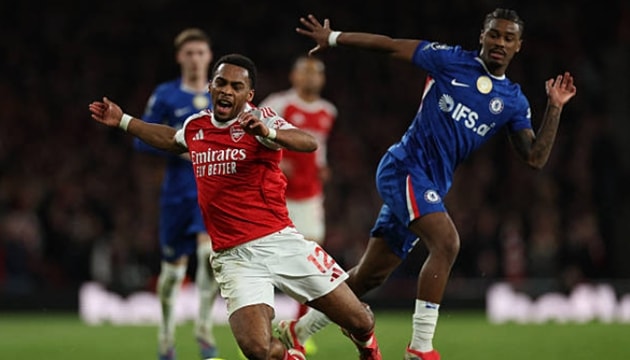 Hậu vệ Jurrien Timber thể hiện sự đa năng trong sơ đồ chiến thuật của Arsenal.