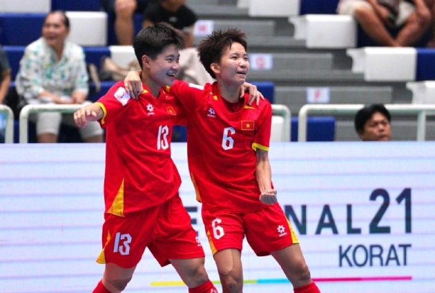 Đội tuyển futsal nữ Việt Nam ăn mừng chiến thắng trước Indonesia tại trận tranh huy chương đồng