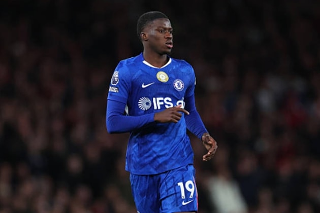 Mamadou Sarr có màn ra mắt Premier League đáng quên