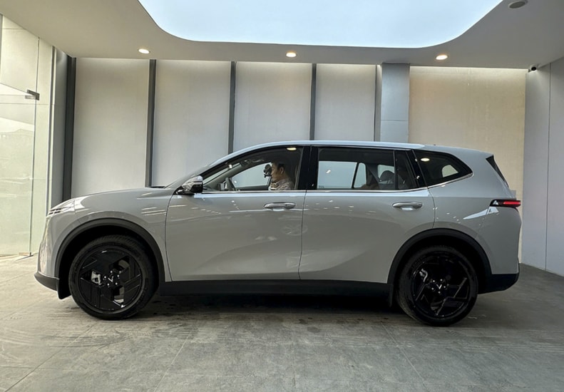 Ngoại thất xe VinFast VF MPV 7 với thiết kế hiện đại và bộ mâm 19 inch mạnh mẽ.