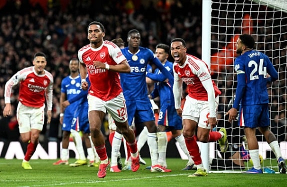 Arsenal giành chiến thắng bởi 2 pha phạt góc thành bàn.