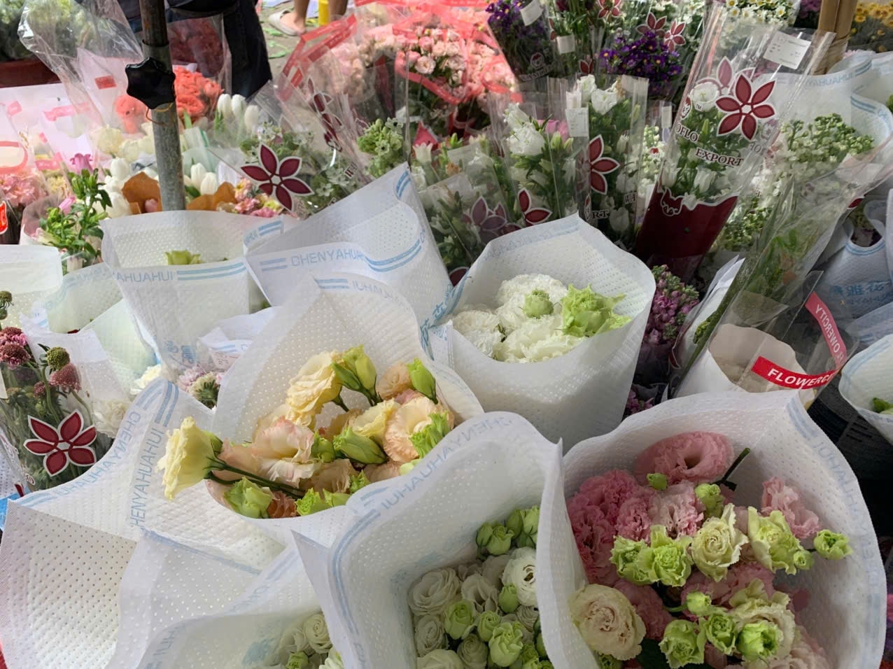 Rằm tháng Giêng 3/3: Chợ Long Biên sôi động, hoa quả và đồ cúng đa dạng, giá ổn định