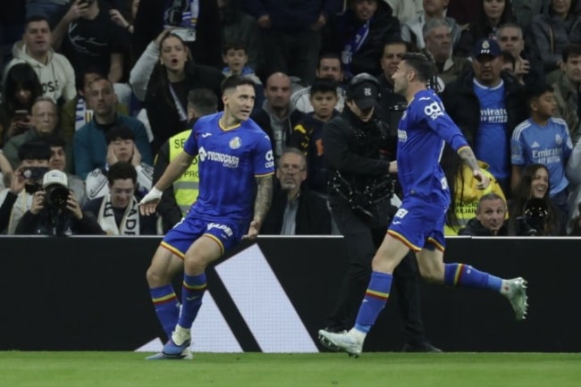 Martin Satriano ăn mừng bàn thắng duy nhất của trận đấu.