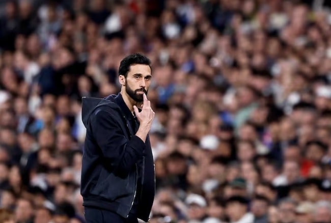 HLV Alvaro Arbeloa trên băng ghế chỉ đạo của Real Madrid.