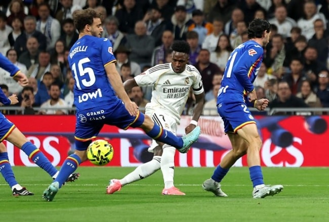 Vinicius Junior bị các cầu thủ Getafe vây ráp chặt chẽ.
