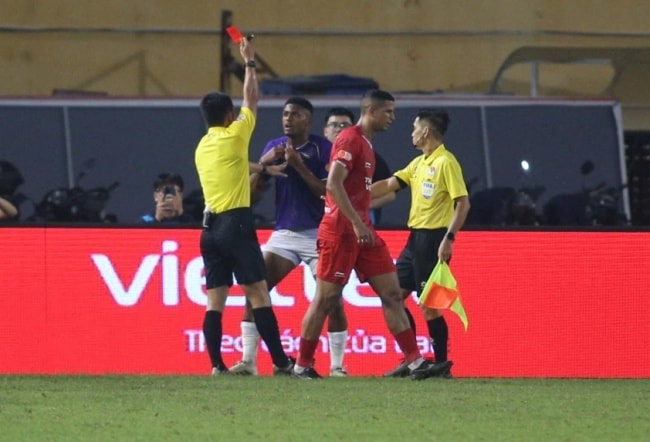 Daniel Passira dính thẻ đỏ trong trận đấu với Thể Công Viettel