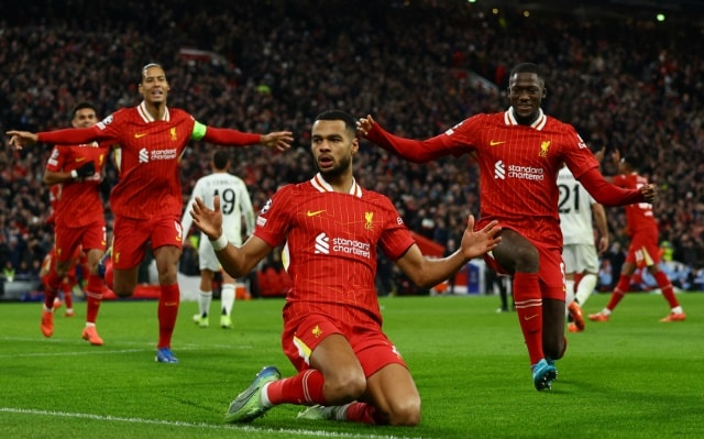 Các cầu thủ Liverpool tập luyện chuẩn bị cho trận gặp Wolves.