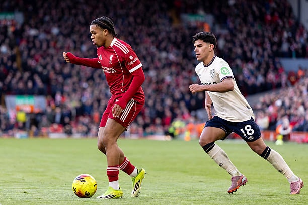 Tiền vệ trẻ Mateus Fernandes thể hiện khả năng kiểm soát bóng ấn tượng trong trận đấu với Liverpool.