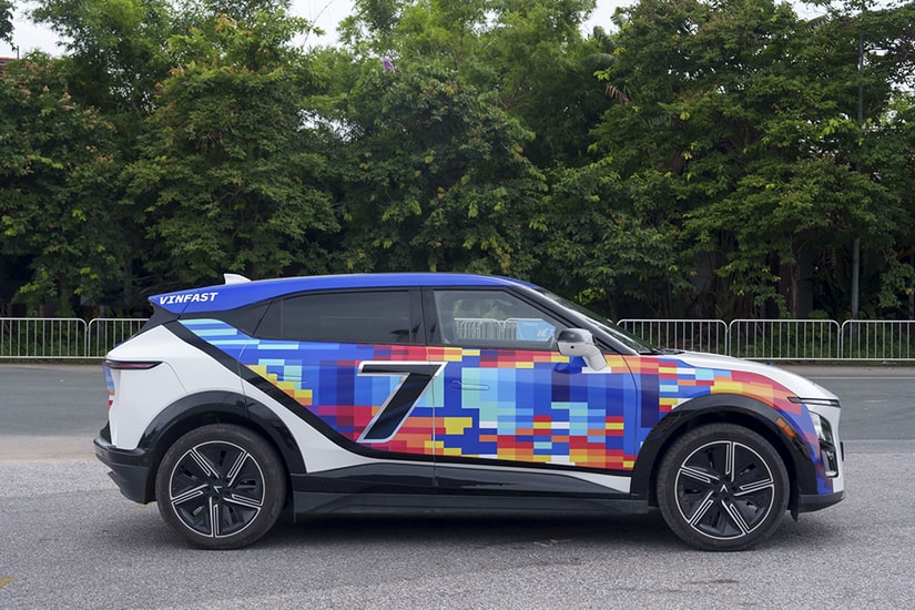 Nội thất hiện đại của VinFast VF 7 với không gian tối giản và tập trung vào trải nghiệm người dùng.