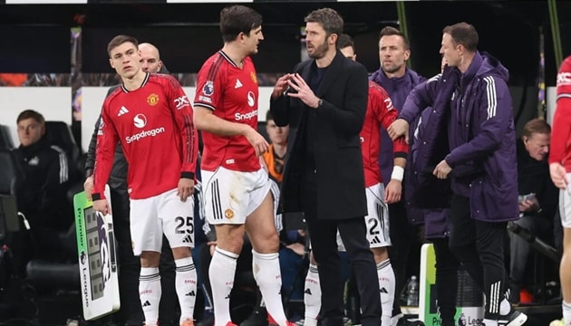 Michael Carrick thảo luận với trợ lý trên băng ghế chỉ đạo
