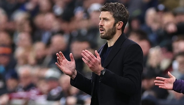 Michael Carrick đứng bên đường biên trong trận thua của MU trước Newcastle