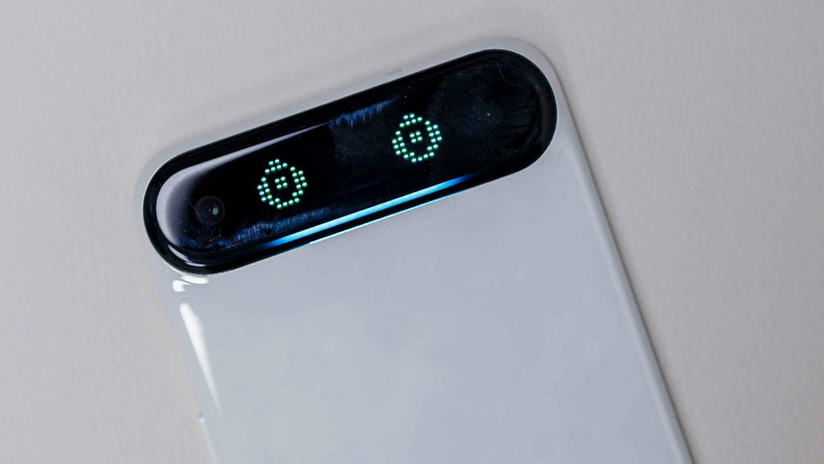 Màn hình dot-matrix ở mặt sau Tecno Slim 2 hiển thị các biểu tượng vui nhộn