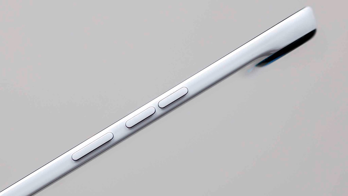 Góc nghiêng cho thấy độ mỏng kỷ lục của Tecno Slim 2