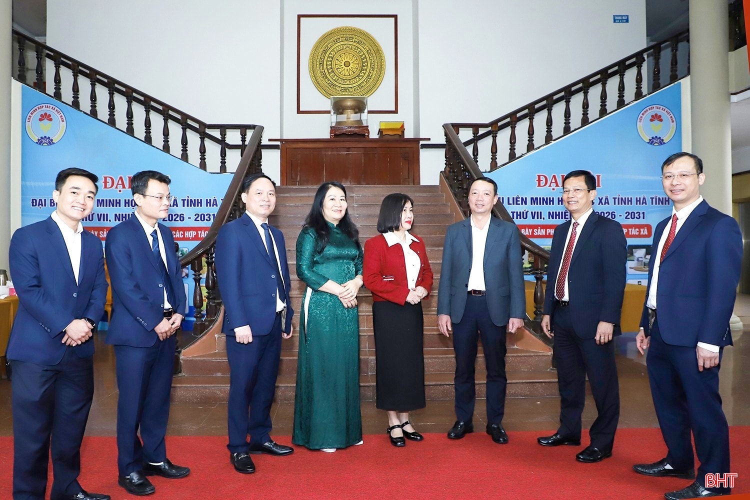 Chủ tịch UBND tỉnh Phan Thiên Định trao đổi với đại biểu bên lề hội nghị triển khai nhiệm vụ năm 2026 của ngành tài chính. image-3.jpg