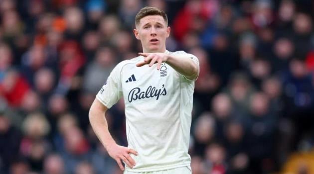 Elliot Anderson đang là mục tiêu tranh giành giữa hai đội bóng thành Manchester.