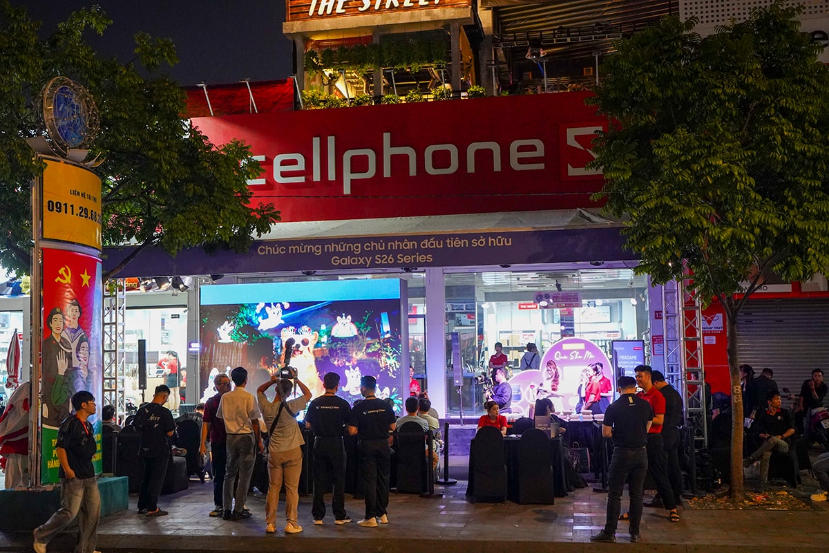 Khách hàng xếp hàng nhận Galaxy S26 Series tại CellphoneS