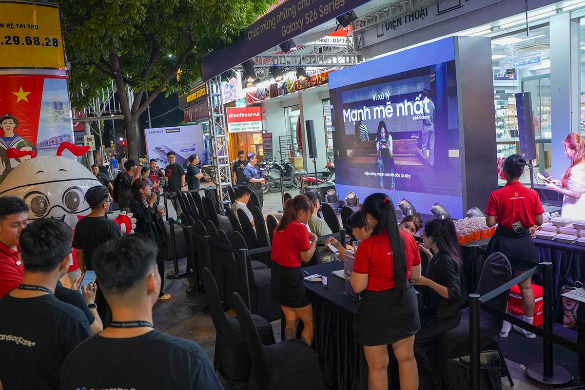 Khách hàng trải nghiệm Galaxy S26 Ultra