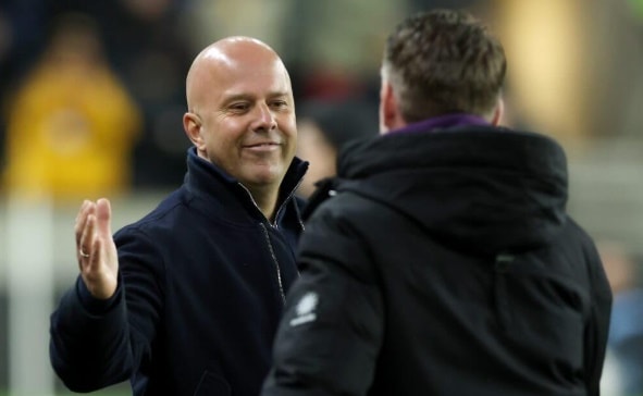 Huấn luyện viên Arne Slot trên đường pitch chỉ đạo các học trò