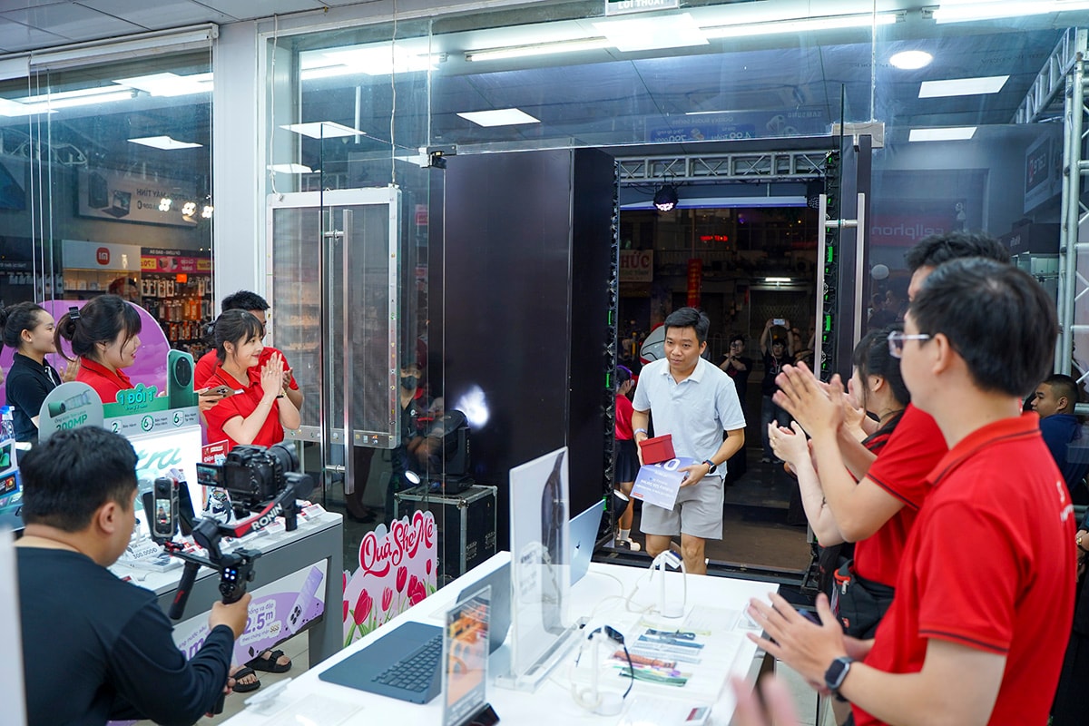 Khách hàng nhận máy tại CellphoneS