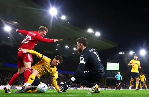 Cầu thủ Liverpool trên sân tập chuẩn bị cho trận tái đấu Wolves tại FA Cup