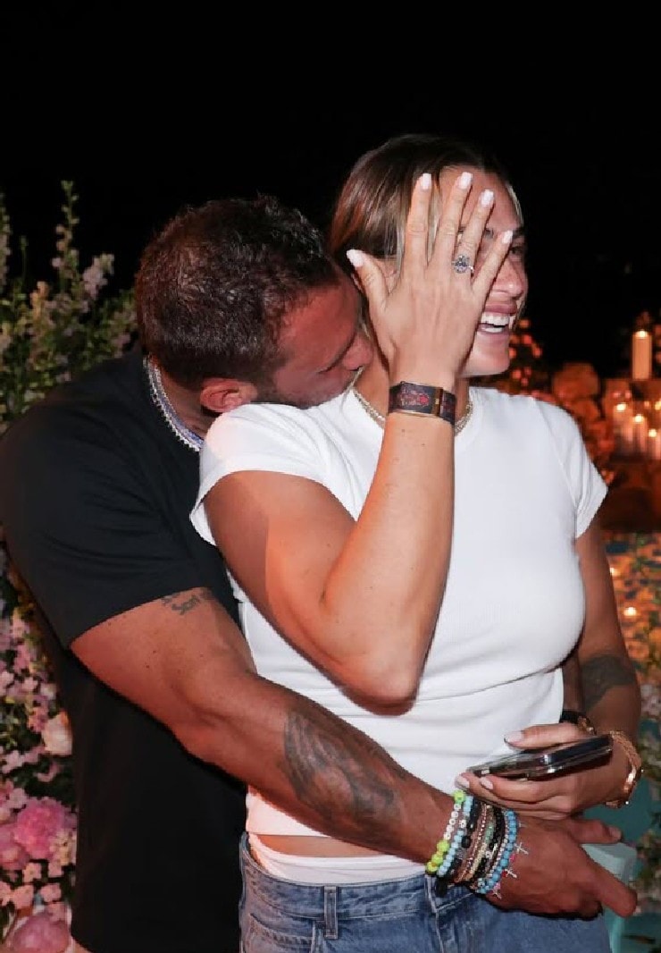 Bạn trai triệu phú cầu hôn tay vợt số 1 thế giới, khoảnh khắc lãng mạn gây sốt tennis - 2