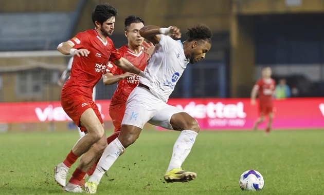 Kyle Colonna phong tỏa tiền đạo Nguyễn Xuân Son trong trận đấu với CLB Nam Định.