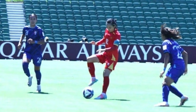 Tuyển nữ Việt Nam thi đấu dưới trời nắng gắt tại Asian Cup 2026.