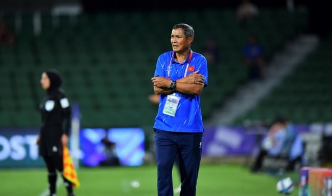 HLV Mai Đức Chung chỉ đạo trong buổi tập tại Australia.