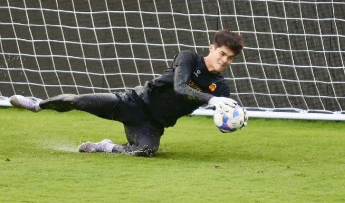 Thủ môn Trần Trung Kiên thi đấu nỗ lực trong màu áo HAGL trước sức ép từ CA TP.HCM.