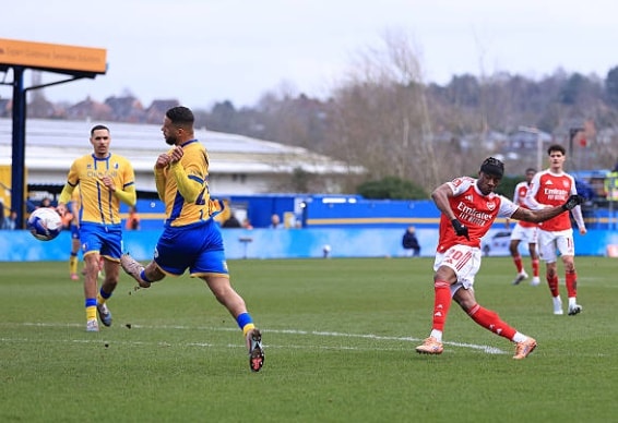 Noni Madueke ghi bàn mở tỷ số cho Arsenal bằng cú dứt điểm kỹ thuật.