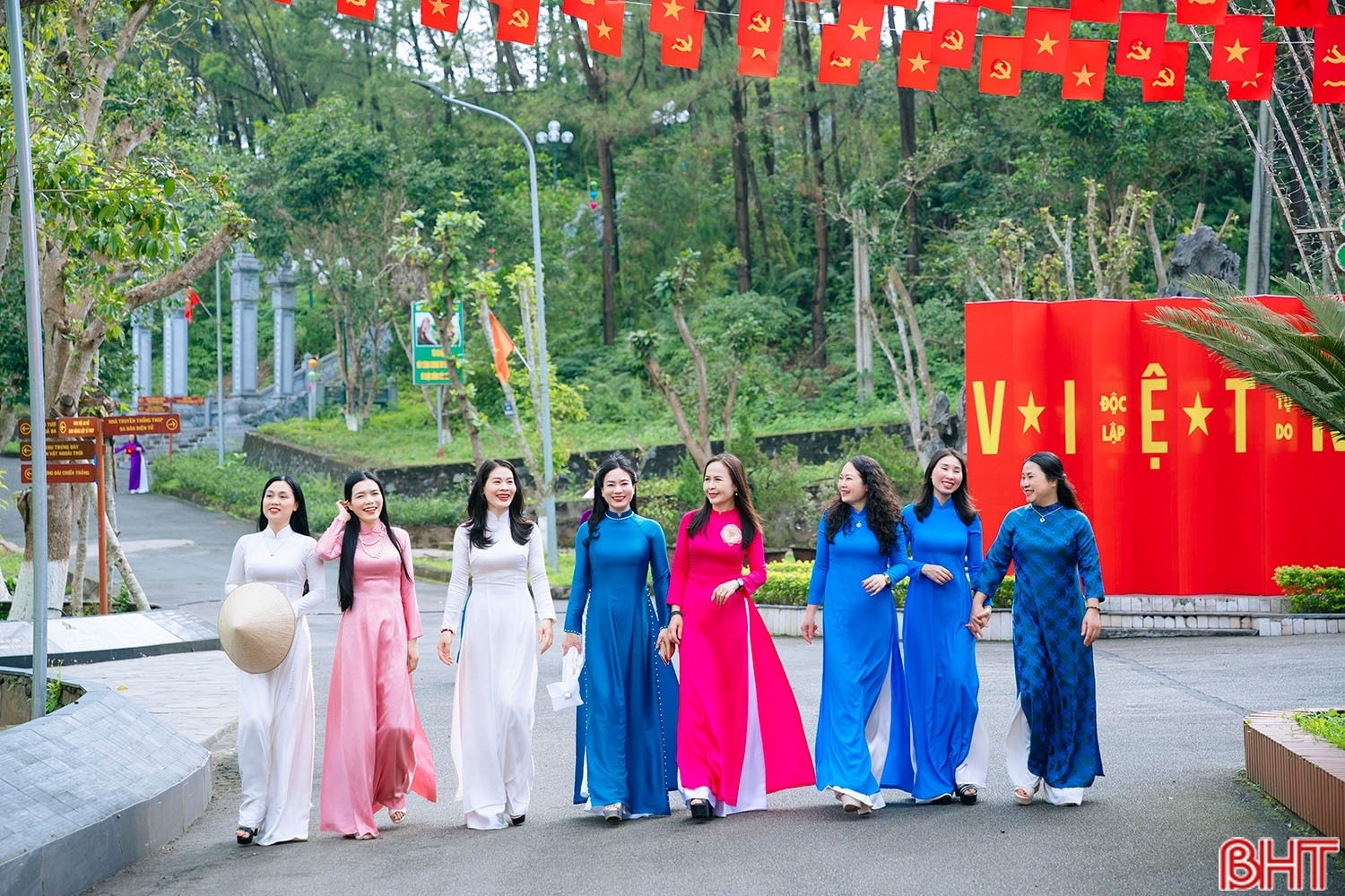 Cán bộ Hội LHPN Hà Tĩnh hưởng ứng Tuần lễ Áo dài 2026, quảng bá điểm đến Khu di tích Ngã ba Đồng Lộc. a0.jpg