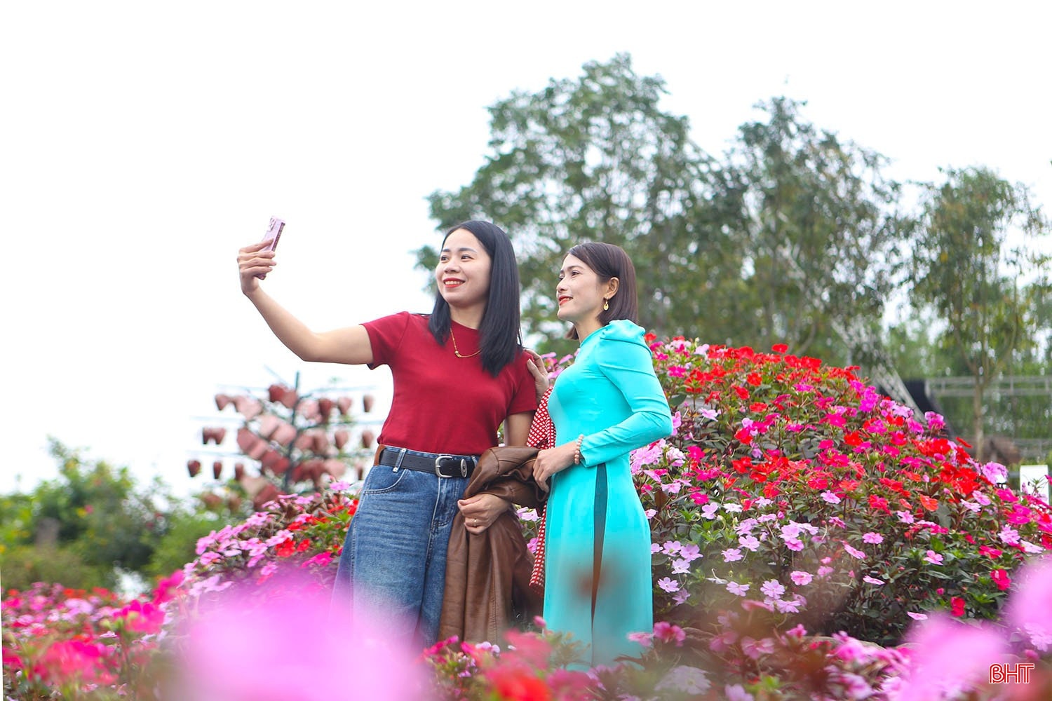 Chị em phụ nữ xã Thạch Xuân quảng bá du lịch địa phương tại KDL Đá Bạc Eco. bqbht_br_c5.jpg