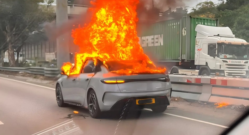 Hiện trường vụ cháy xe BYD Seal tại Hồng Kông trên đường Tuen Mun