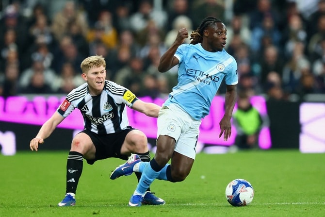 Doku kiến tạo bàn gỡ hòa cho Man City