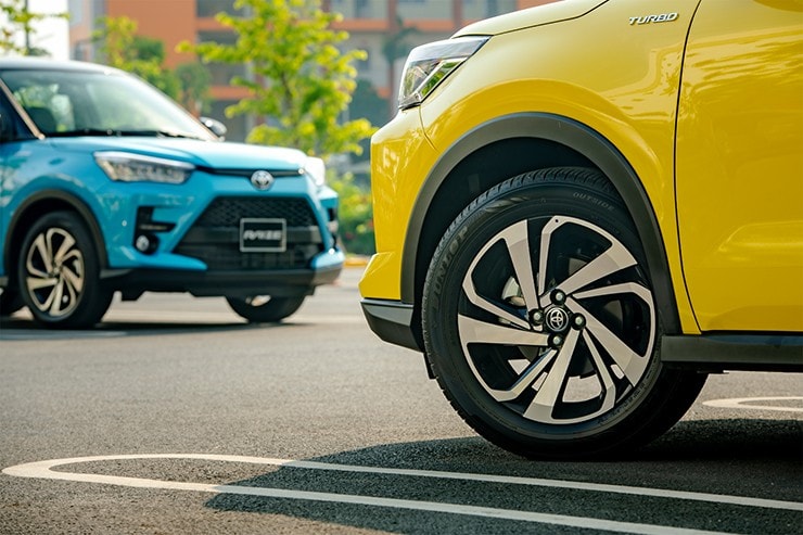 Thân xe Toyota Raize với mâm 17 inch