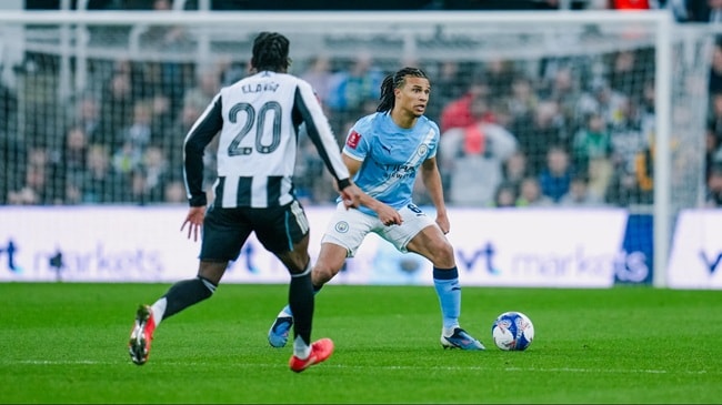 Ake khóa chặt hành lang cánh trái của Newcastle