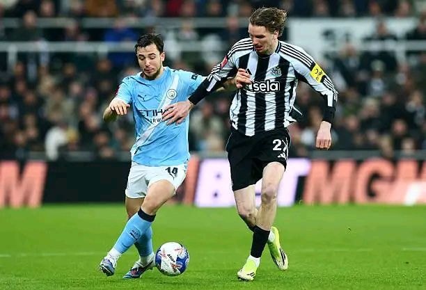 Gonzalez áp đảo khu trung tuyến trước Newcastle