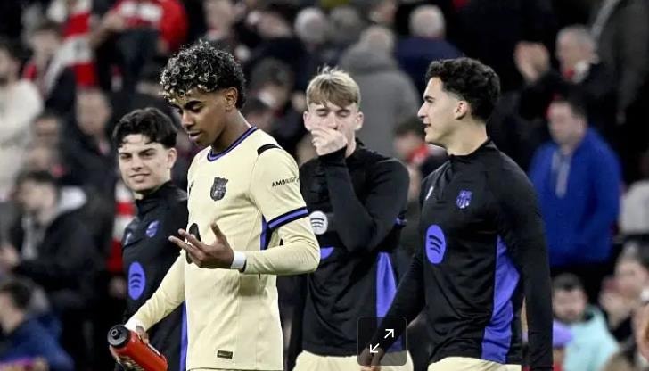 Các cầu thủ Barcelona ăn mừng sau chiến thắng khó khăn tại San Mames.