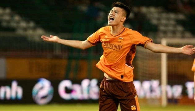 Trung vệ Đinh Quang Kiệt trong màu áo câu lạc bộ Hoàng Anh Gia Lai.