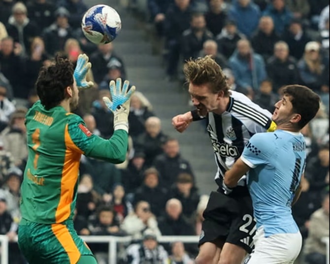 Trafford có những khoảnh khắc thiếu tự tin trong khung gỗ