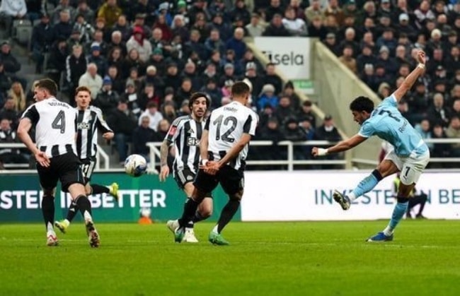Marmoush ghi bàn vào lưới Newcastle.