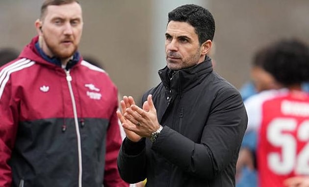 Mikel Arteta lúng túng khi xoay tua đội hình của Arsenal.